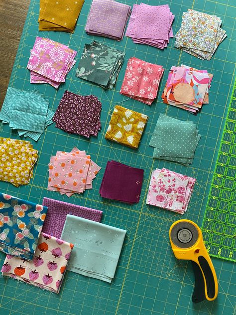 My Favorite Harken Quilt Might Be This Scrappy One – Blooming Poppies Modern Quilts Scrappy Irish Chain Quilt, Scrappy Quilts Ideas, Bonnie Hunter Scrap Quilts, Antique Quilts Patterns, Quilt Crafts, Stamp Quilt, Backing A Quilt, Postage Stamp Quilt, Irish Chain Quilt