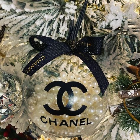 DIY christmas chanel ornaments Diy Designer Christmas Ornaments, Chanel Ornaments Diy, Chanel Inspired Christmas Tree, Chanel Christmas Ornaments, Diy Glam Christmas Ornaments, Designer Christmas Ornaments, Gucci Ornaments, Chanel Ornaments, Chanel Christmas Tree