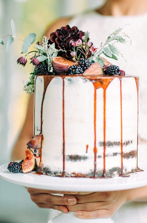 wedding cake with drizzle - photo by Petra Veikkola Photography http://ruffledblog.com/finnish-mansion-wedding-inspiration Pumpkin Wedding, Torte Cupcake, Naked Cakes, Wedding Cake Rustic, Cake Trends, S'mores, Wedding Cake Inspiration, Cupcake Cake, Drip Cakes