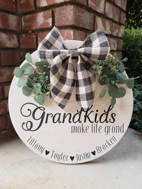 Grandkids Make Life Grand, Door Signs Diy, Gift For Grandparents, Wooden Door Signs, Projets Cricut, Round Wood Sign, Christmas Signs Wood, Marquee Letters, Gifts For Grandparents