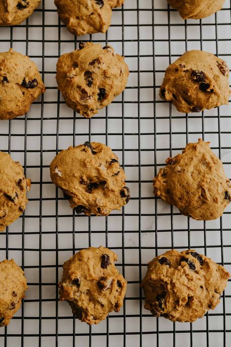 Spiced Pumpkin Cookies With Raisins and Nuts Cookies With Raisins, Christmas Dessert Menu, Pumpkin Cookies Healthy, Raisin Cookie Recipe, Fiesta Recipes, Pumpkin Cookie Recipe, Pumpkin Spice Cookies, Homemade Pumpkin Puree, Cinnamon Chips