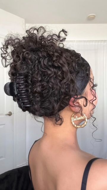 Curly Hairstyles Clipped Back, Long Curly Hair In Claw Clip, Mixed Curly Hair Claw Clip, Hair Clips In Curly Hair, Claw Clip Hairstyles For Medium Length Curly Hair, Cute First Date Hairstyles, Side Swoop Claw Clip Curly Hair, Curly Ballet Bun, Curly Hair Pinned Up