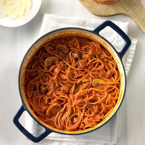 One Pot Spaghetti, Spaghetti Dinner, Dutch Oven Recipes, Beef Casserole, Beef Recipes Easy, Spaghetti Recipes, Beef Recipes For Dinner, Oven Recipes, Homemade Sauce