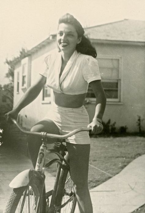 Betty Brosmer, 1940s Women, 1940s Woman, Found Photos, Velo Vintage, Old Portraits, Girls F, Vintage Everyday, Bicycle Girl