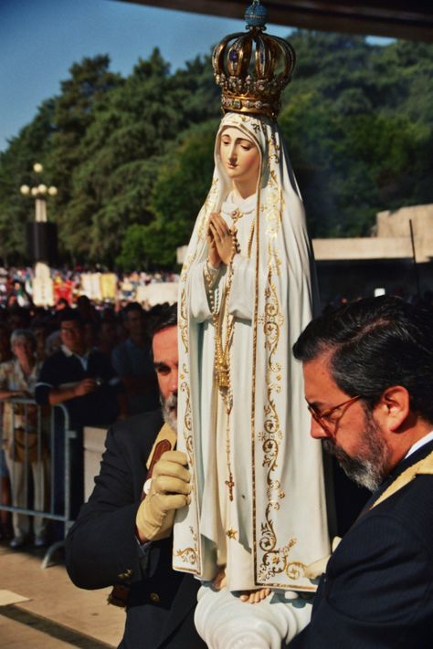 Our Lady's statue in Fatima, Portugal  ~~My HolyLand-Spain-Portugal Trip 2013~~ Beautiful Lady of Fatima Fatima Prayer, Fatima Portugal, The Immaculate Heart Of Mary, Prayer Images, Marian Apparition, Immaculate Heart Of Mary, Blessed Mary, Heart Of Mary, Images Of Mary