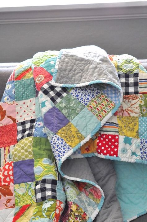 Scrappy Quilts Ideas Scrap Squares, Patchwork Quilt Patterns Free, Granny Quilt, Scraps Quilt, Cot Quilts, Gingham Quilt, Memory Quilts, Scrap Quilt Patterns, Pretty Quilt