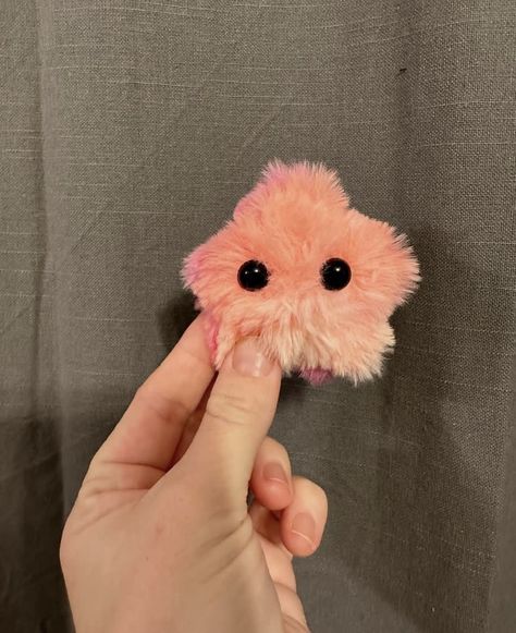 Cute Sewn Plushies, Sellable Sewing Projects, Stuffies Diy, Tiny Plushies, Stuffed Animal Displays, Diy Plushies, Plush Making, Plushies Diy, Small Soft Toys