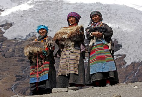 Three Tibetan women in traditional dresses Sherpa Outfit, Folk Clothing, Culture Clothing, First Down, Hiking Women, Lungs, Hiking Outfit, Tibet, Traditional Dresses