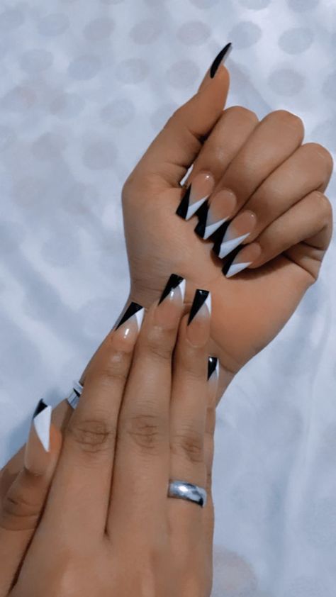 Elegant White French Tips Featuring Minimalist Line Art for a Contemporary Aesthetic Chevron Nail Designs French Tips, French Tip Coffin Shaped Nails, Triangle Nails Design, Black And White Nails Tips, White French Tip Nails With Color Line, Zig Zag Nail Designs, Easy Nail Designs Almond Shape, Chevron Tip Nails, V French Tip Nails With Design