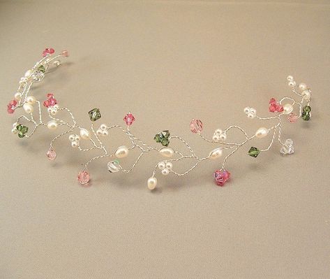 Pink And Green Wedding, Hair Accessories Pins, Bead Hair Accessories, Tiara Wedding, Making Jewellery, Bride Hair Accessories, Handmade Jewelry Tutorials, Fabric Flowers Diy, Bridal Hair Vine