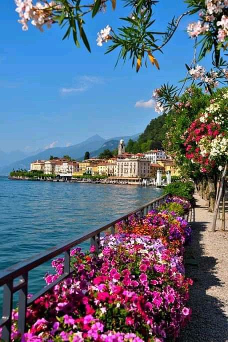 Italy Vibes, Comer See, Italy Landscape, Italian Lakes, Lake Como Italy, Italy Aesthetic, Pretty Landscapes, Dream Travel Destinations, Beautiful Places Nature