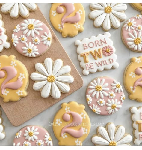 Daisy Cookies, Spring Flower Cookies, First Birthday Cookies, Flower Sugar Cookies, Daisy Baby Shower, Decorative Cookies, Daisy Birthday, 1st Birthday Girl Decorations, Groovy Birthday