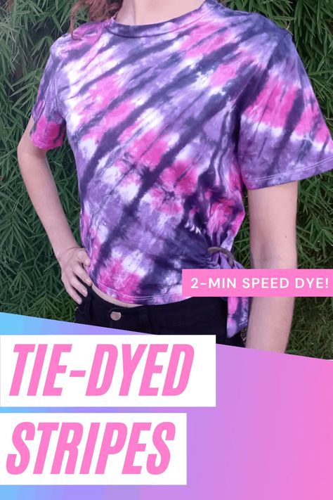 Check out this quick video showing you how to do a tie-dye stripes pattern! DIY your own shirt with a few quick folds and a bit of dye. Tie Dye Folding Techniques, Tie Dye Shirts Patterns, Ty Dye, Diy Tie Dye Techniques, Diy Tie Dye Designs, Tie Dye Patterns Diy, Tie Dye Party, Tie Dye Kit, Tie Dye Crafts