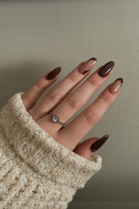 Check out the most stylish fall nail colors for 2024! Be inspired by cozy tones and striking shades for a flawless autumn manicure. Brown Nails Inspo Aesthetic, Soft Fall Nails, Nails Basic Color, Nail Basic Color, Vintage Nails Aesthetic, Brown Nails Aesthetic, Cozy Nails, Make Up Yeux, Basic Nail