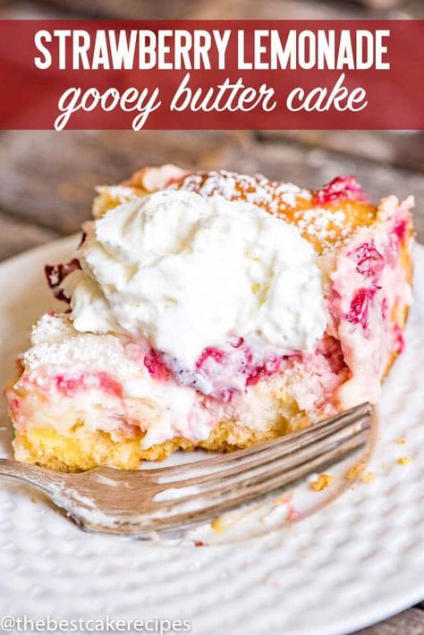 Ooey gooey butter cake never looked so good! This Strawberry Lemonade Gooey Butter Cake uses fresh strawberries and is a delicious summer dessert. #buttercake #strawberry #lemonade Gooey Butter Cake Recipe, Ooey Gooey Cake, Key Lime Pie Easy, Lemonade Cake, Ooey Gooey Butter Cake, Gooey Cake, Summer Cake, Gooey Butter Cake, Butter Cake Recipe