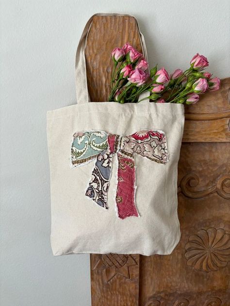 It is very beautiful just as I wanted it and it also arrived very soon and in excellent condition Patchwork Fabric Ideas, Thrift Gifts, Repurposed Quilt, Bow Tote Bag, Diy Tote Bag Design, Clothes Embroidery, Thrift Flips, Thrift Inspo, Bow Purse