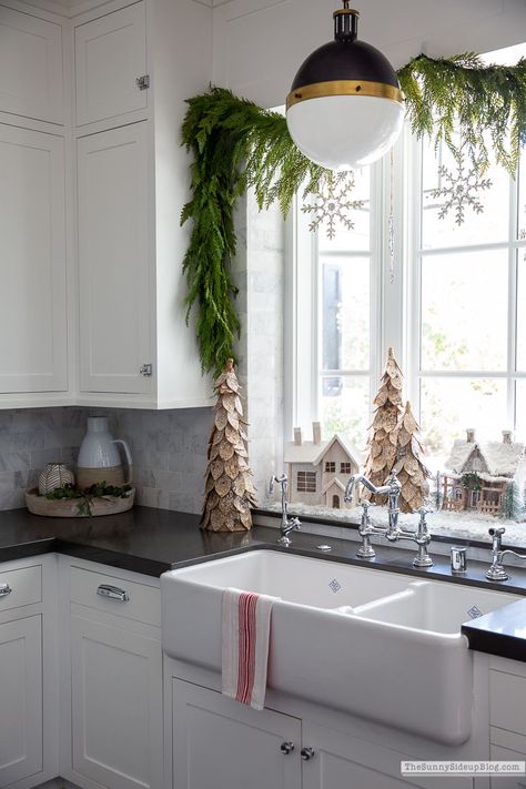 Sink Window Christmas Decor, Kitchen Bay Window Christmas Decor, Christmas Kitchen Window Ideas, Christmas Decor Kitchen Window, Holiday Decor Kitchen, Garland Kitchen Window, Kitchen Sink Christmas Decor, Christmas Kitchen Window Decor, Kitchen Bay Window Decor