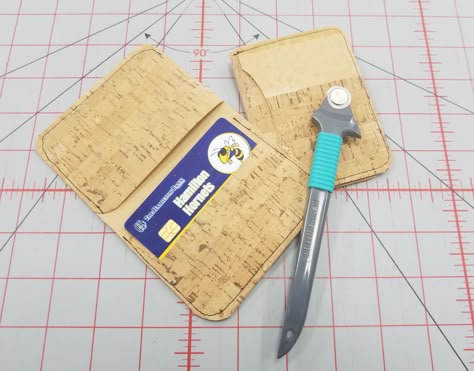 Sewing Gifts For Men, Cork Purse, Foldover Bag, Wallet Sewing Pattern, Cork Projects, Cork Wallet, Wallet Tutorial, Cork Diy, Cork Bag