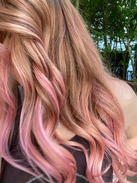 Highlights In Ginger Hair, Pink Highlights In Red Hair, Red And Pink Highlights, Highlights In Red Hair, Pink Highlights Hair, Pink Highlights In Black Hair, Emilia Leblanc, Red Hair With Pink Highlights, Hair Pink Highlights