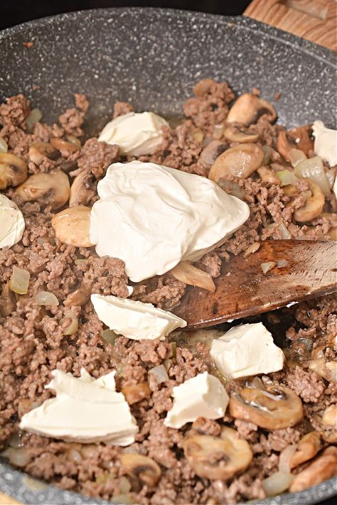 Keto Ground Beef Stroganoff Recipes, Beef Stroganoff Keto Low Carb, Keto Hamburger Stroganoff, Keto Ground Beef Cream Cheese Recipes, Keto Hamburger Mushroom Bake, Ground Beef Mushrooms Recipes, Keto Ground Beef And Mushroom Recipes, Keto Beef Stroganoff Ground Beef, Keto Stroganoff Ground Beef