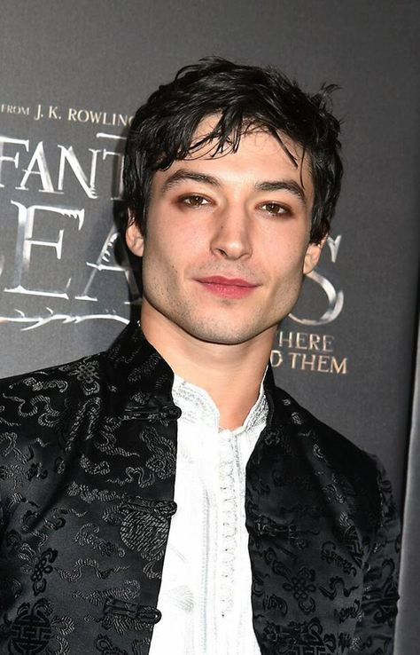 Stage Makeup Theatre Men, Men Smokey Eye Makeup, Ezra Miller Makeup, Male Smokey Eye, Masculine Makeup For Women, Black Eye Makeup Men, Natural Men Makeup, Men’s Eye Makeup, Asian Male Makeup