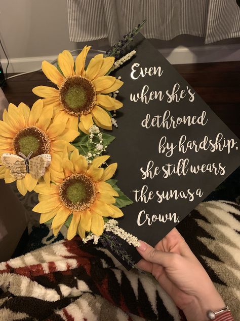 Grad Cap Sunflower, Graduation Cap Sunflower, Graduation Cap Sunflower Ideas, Sunflower Graduation Party Ideas, Sunflower Themed Graduation Party, Graduation Cap Designs Sunflower, Sunflower Graduation Cap, Sunflower Graduation Party, Yellow Graduation Cap