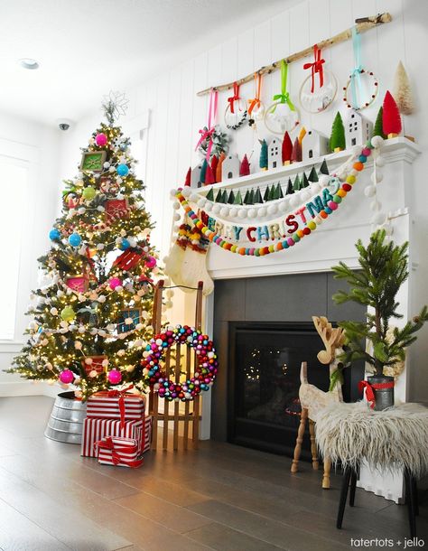 Boho Christmas Decor Colorful, Bright Porch Ideas, Colored Christmas Tree Ideas, Christmas Decor Ideas Bright Colors, Bright Boho Christmas Decor, Boho Colorful Christmas Tree, Bead Garland Decor Ideas Christmas, Bright Christmas Decor Ideas, Merry Bright Christmas Tree