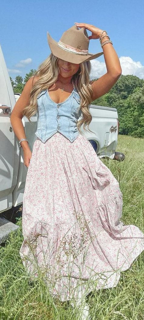 Southern Charm Outfits Classy, Southern Mama Outfits, Classy Southern Style, Southern Chic Fashion, Cheyenne Montgomery Outfits, Wyoming Outfit Spring, Western Senior Pictures Outfit Country, Western Date Night Outfit Summer, Cool Western Outfits