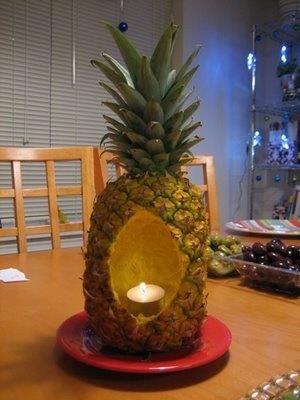 For a Hawaiian themed party, wherein you plan for a candlelight dinner, you can very well fit in a pineapple centerpiece. Take a pineapple and carve out small, oval shapes on three sides of the fruit. Scoop out the excess of fruit and let it dry. You can place small light lamps in these openings and place them at the center of the table. Tropisk Fest, Pineapple Centerpiece, Pineapple Candle, Pineapple Candles, Candle Centerpiece, Luau Theme Party, Hawaiian Luau Party, Fiesta Tropical, Hawaii Party