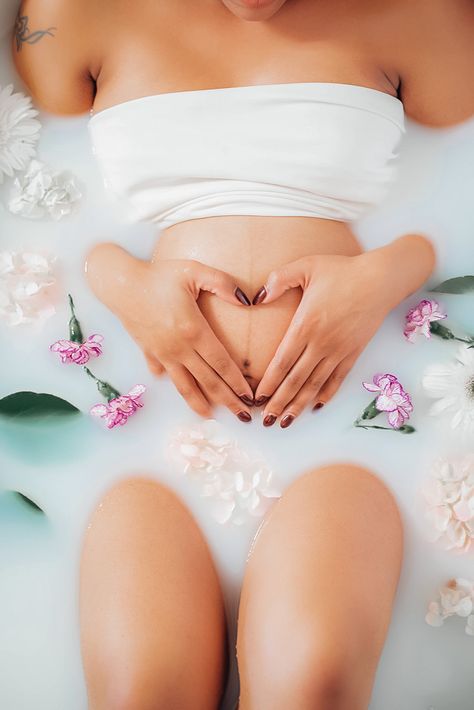 Flower Bath Maternity Shoot, Maternity Bath Photoshoot, Bubble Bath Maternity Pictures, Maternity Photo Shoot Milk Bath, Pregnant Bathtub Photoshoot, Milk Bath Poses, Maternity Shoot Ideas Indoor Diy, Bathtub Pregnancy Photoshoot, Milk Bath Maternity Photos