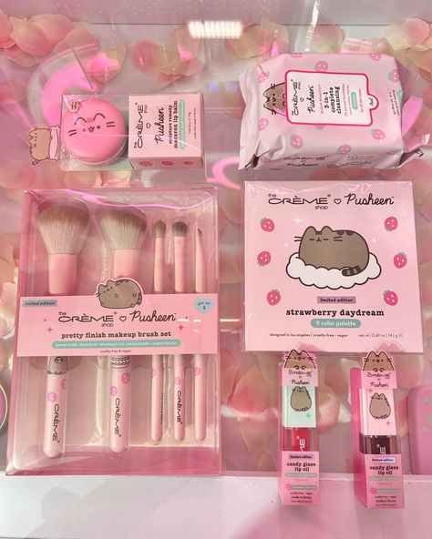 🍓super cute #pusheen pic dump 💗 @thecremeshop #pusheencat #thecremeshop #unboxing #glamroom #pinkaesthetic #kawaii Pusheen Skincare, Pusheen Room, Kawaii Amazon, Pusheen Stuff, Cute Pusheen, Hello Kitty Room Decor, Pusheen Cute, Hello Kitty Rooms, Pusheen Cat