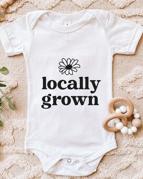 Gender Neutral Onesie Vinyl, Circuit Onesie Ideas, Cute Onesie Sayings, Onesie Ideas Cricut, Cute Baby Onsie Ideas, Newborn Shirt Ideas, Newborn Onesie Ideas, Baby Onsie Designs, Baby Girl Onesie Ideas