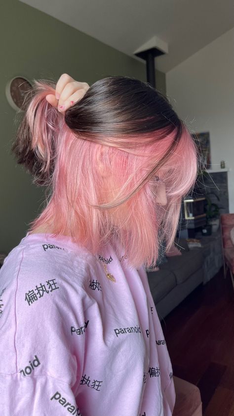 Pink hair peekaboo pastel pink Black And Pink Short Hair, Pink Hair With Roots, Pink Hair Peekaboo, Hair Peekaboo, Pink Short Hair, Short Bleached Hair, Hair Tomboy, Pink And Black Hair, Light Pink Hair