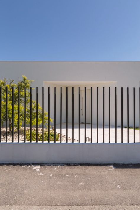 Labas Ng Bahay, Compound Wall Design, Fence Gate Design, Modern Gate, House Fence Design, Modern Fence Design, Pool Landscape Design, Entrance Gates Design, Boundary Walls