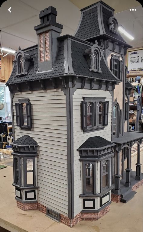 Dollhouse Styles, Haunted House Inspiration, Spooky Dollhouse, Halloween Haunted House Diy, Gothic Victorian House, Halloween Dollhouse, Haunted House Diy, Dollhouse Halloween, Haunted Doll