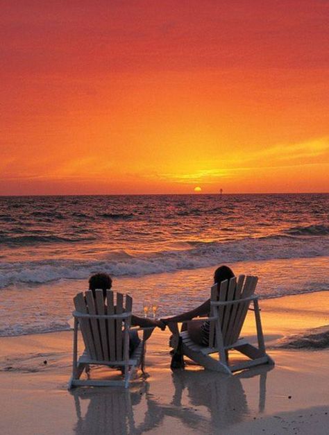 Couple watching sunset on the beach Matka Natura, Beach At Sunset, I Love The Beach, Fotografi Potret, Two People, Beautiful Sunset, Belle Photo, Beach Life, Sunrise Sunset