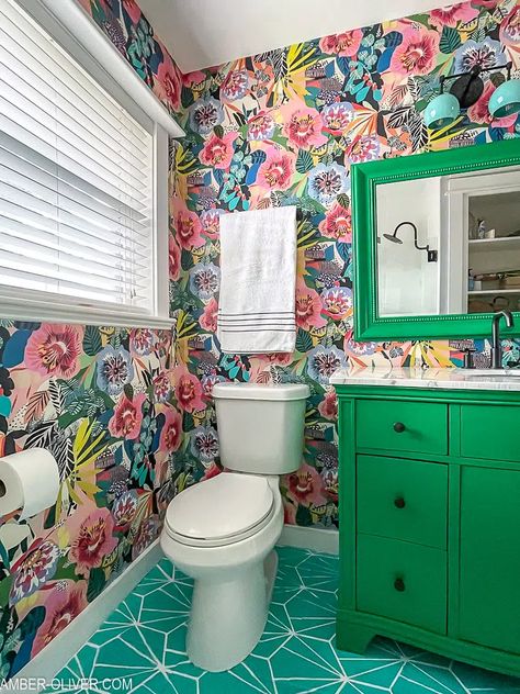 Paint A Tub, Paint Shower Tile, Small Colorful Bathroom, Paint Tile Floor, Funky Bathrooms, Colourful Bathroom Ideas, Painted Shower Tile, Wallpaper For Small Bathrooms, Funky Bathroom