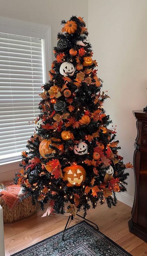 Spooky Halloween Tree!  #partyplanning Spooky Halloween Tree, Halloween Christmas Tree, Christmas Hand Painted, Halloween Ball, Fall Tree, Halloween Tree, Fall Halloween Crafts, Wreaths And Garlands, Halloween Trees