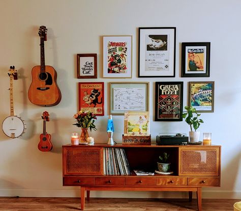 Credenza Gallery Wall, Credenza Wall Decor, Retro Apartment Bedroom, Wall Decor Vintage Retro, Gallery Wall Records, Mid Century Modern Vintage Decor, Eclectic Wall Decor Living Room, Instruments In Living Room, Music Poster Living Room