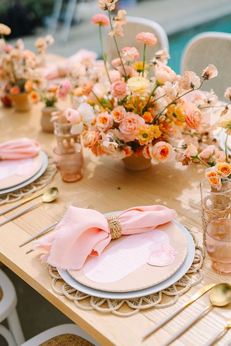 Just Peachy! A Beautiful Peach Inspired Spring Dinner Party • Beijos Events Spring Theme Dinner Party, Peach Colored Flowers, Hosting Dinner Party Table Settings, Peach Bridal Shower Ideas, Italian Valentines, Peach Theme Party, Peach Decorations, Anniversary Brunch, Spring Dinner Party