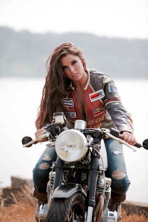 Cafe racers, scramblers, street trackers, vintage bikes and much more. The best garage for special motorcycles and cafe racers. Jins Biru, Chicks On Bikes, Мотоциклы Cafe Racers, Cafe Racer Girl, Motorbike Girl, Biker Chic, Hot Bikes, Biker Chick, Bikes Girl