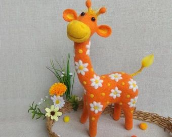 FunnyGreenSheepShop - Etsy Canada Animal Art Doll, Felt Giraffe, Giraffe Toy, Shabby Chic Easter, Funny Giraffe, Safari Nursery Decor, Animal Toys, Safari Nursery, Spring Gifts