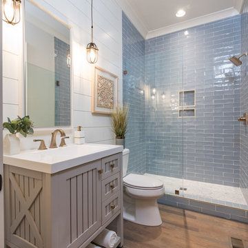 Guest Ideas, Beachy Bathroom, Blue Bathroom Tile, Beach House Bathroom, Shabby Chic Design, Beachfront Decor, Bathroom Farmhouse, Shower Diy, Gorgeous Bathroom