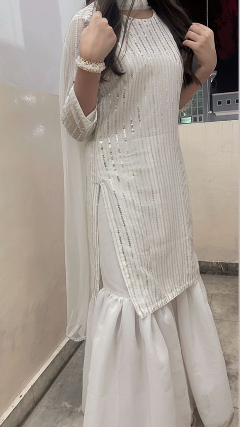 Full Sleeve Gowns, Academia Hairstyle, Dress Designs For Stitching, Fancy Attire, Nikkah Dress, Long Kurti Designs, Desi Fashion Casual, Modest Dresses Casual, Traditional Indian Outfits