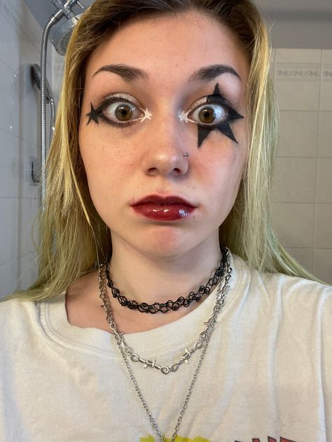 Eyeshadow Looks Alternative, Mosh Pit Makeup, Cool Alternative Makeup, 80s Rock Makeup Looks, Star Over Eye Makeup, Easy Creative Eyeliner Looks, Art Punk Aesthetic, Punk Graphic Liner, Emo Punk Makeup