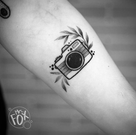 Tattoo Ideas For Photographers, Small Camera Tattoo Design, Camera Flower Tattoo, Canon Camera Tattoo, Camera Tattoo Design Photography, Simple Camera Tattoo, Small Camera Tattoo, Polaroid Camera Tattoo, Photography Tattoo Ideas