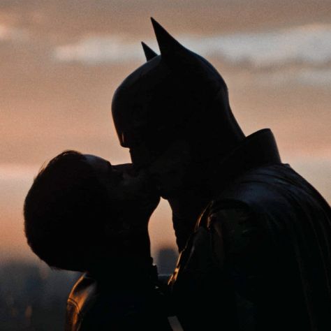 Batman Kiss Catwoman, Bruce Wayne The Batman, Bruce Wayne Robert Pattinson, Ben Batman, The Bat And The Cat, Bat And The Cat, Batman Gif, Bruce And Selina, The Batman 2022