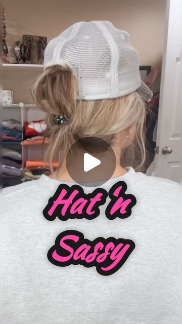 Suzy Turner 🔆 Makeup • Skincare • Hair 🔆 on Instagram: "Feeling Hat‘n Sassy these days for sure! 😂 gotta love some great hat hairstyles for days we want to keep it cute and quick! #hathair #hatstyle #hats #hairstyle #hair #clawclip #hairtutorial #hairtips #cutehair #crocodilerock #seintartist" Hair Through Hat, Hat And Clip Hairstyle, Rainy Day Hat Hairstyles, Shoulder Length Hair Baseball Cap, Claw Clip With Hat Short Hair, Hair In A Hat How To Wear Your, Short Hair With Winter Hat, Baseball Hat Hairstyles Short Shoulder Length, Medium Length Hat Hairstyles