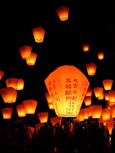 Pingxi Sky Lantern Festival ~ Taiwan Sky Lanterns Photography, Lanterns Photography, Lanterns Sky, Sky Lantern Festival, Floating Lantern Festival, Crying Blood, Masters Paintings, Sky Lantern, Arte Yoga