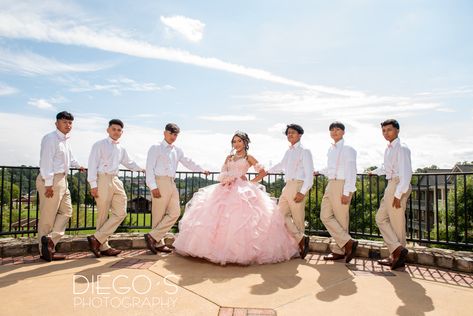 Quince With Chambelanes, Quinceañera Photoshoot Ideas With Chambelanes, Quinceanera Photoshoot With Chambelanes, Quince Poses With Chambelan, Quince Court Pictures Photo Ideas, Quince Picture Ideas With Court, Rose Gold Chambelanes Outfits, Pink Chambelan Outfits, Chambelanes Outfits Quinceanera Pink